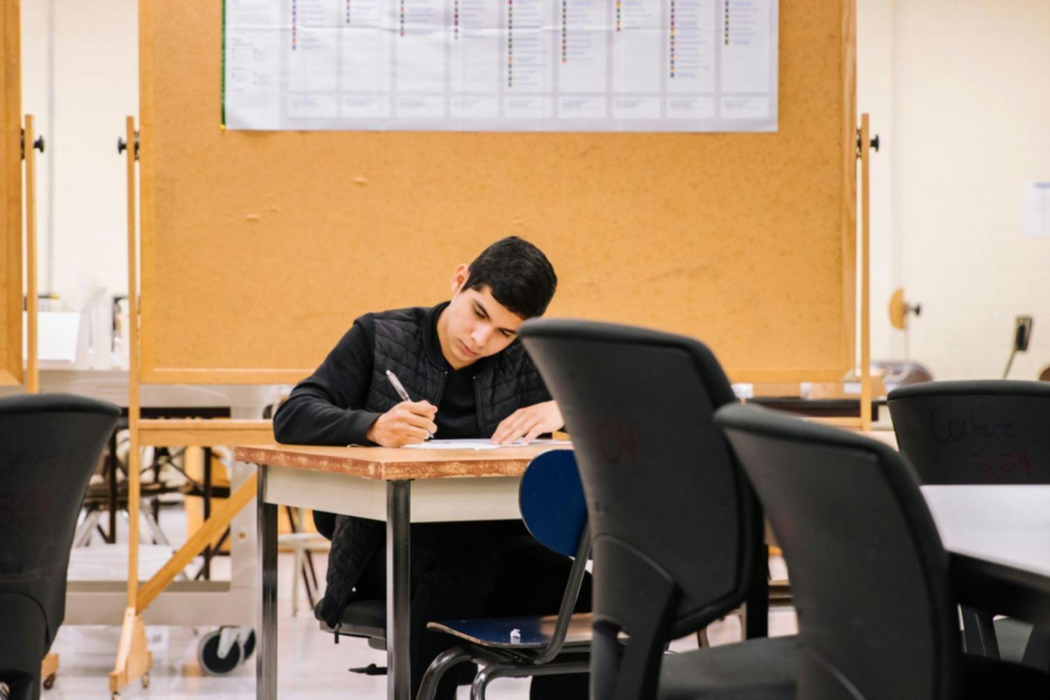 Profesionales analizando datos financieros en oficina moderna